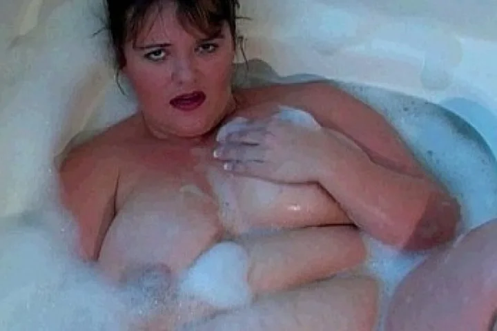 Cumming In The Tub - Plumper Pass